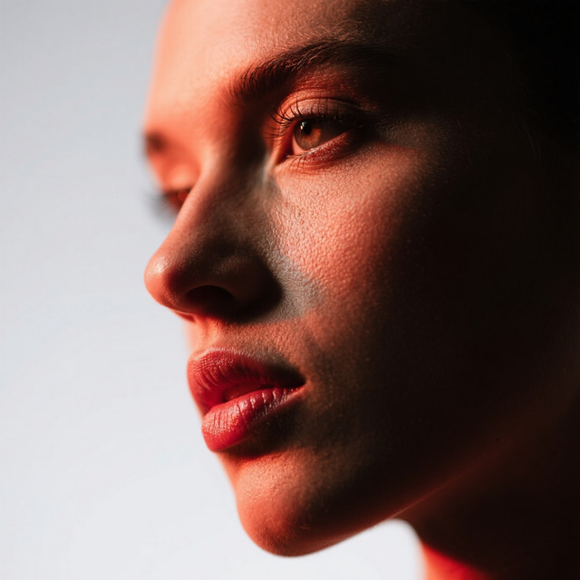Portada del sencillo Me Caí de Jett Black: retrato con luz roja